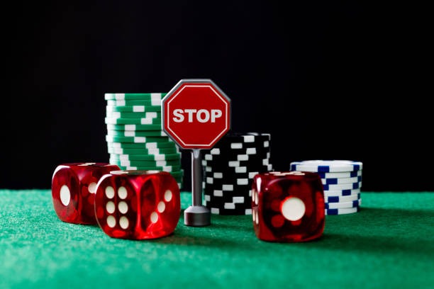 Live dealer dealing cards in baccarat on yyyr